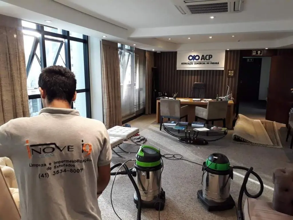 Equipe uniformizada e equipamentos da Inove Clean em atendimento empresarial
